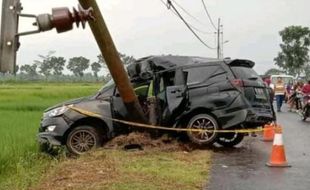 Mobil Innova Tabrak Tiang Listrik di Moyudan Sleman, 1 Orang Meninggal