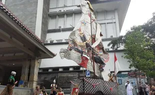 Wayang Semar Raksasa Setinggi 5 Meter dari Kulit Kerbau Dikirab di Solo