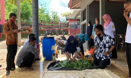 Tim KKN 129 UNS Ajak Warga Wonogiri Bikin Pakan Ternak Fermentasi