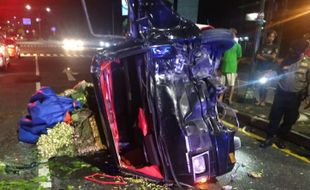 Pikap Bermuatan Sayur Tabrak Motor & Tiang APILL, 1 Orang Meninggal