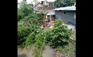 Lagi, Rumah di Pinggir Sungai Brojo Pajang Solo Ambrol Terbawa Longsor