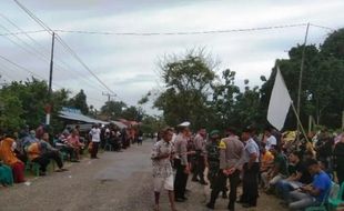 Berduka, Warga Desa Konawe Berjejer Tunggu Jenazah Marinir dari Papua