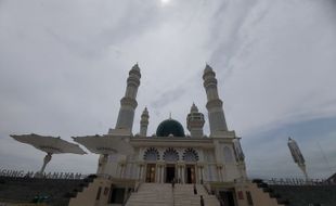 Naik Menara Pandang Masjid Agung Karanganyar Harus Pakai Aplikasi