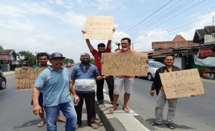 Nekat Gelar Aksi di Simpang Tiga Kauman Sragen, Ini Tuntutan Warga