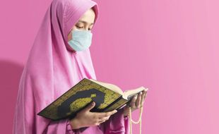 Bukan dengan Disawer, Ini Adab Membaca Al-Qur’an yang Benar