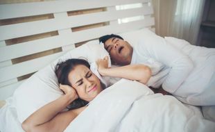 Benarkah Pria Lebih Sering Tidur Mengorok Dibandingkan Wanita?