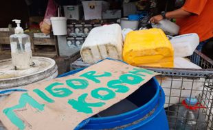 Perajin Onde-Onde Wonogiri Titip Jeriken ke Bakul Minyak Goreng Curah