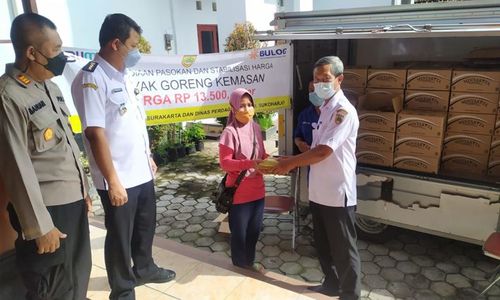 Warga Bulu Sukoharjo Digelontor 1.500 Liter Minyak Goreng Murah