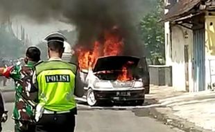 Diduga Korsleting, Mobil Kijang Terbakar di Karanganyar