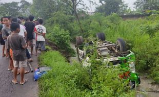 Truk Terguling Masuk Parit di Tasikmadu Karanganyar, Ini Sebabnya