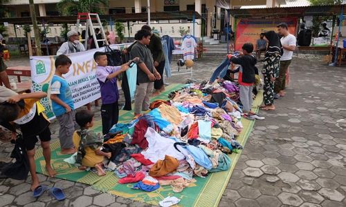 Bayar Seikhlasnya, Lapak Baju Layak Pakai di Solo Ini Diserbu Pembeli