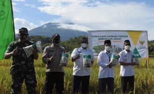 Baznas Sragen Bantu 30 Petani Beras Organik Putus Rantai Tengkulak