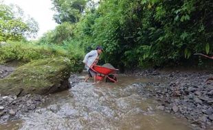 Kisah Perempuan Tangguh Penambang Pasir di Kali Gandul Boyolali