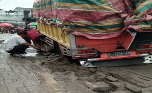 Jalan Paving Block di Area Parkir Pasar Legi Solo Ambyar Lagi Lur...