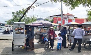 Curhat Bakul Gorengan di Karanganyar, Harga Minyak Goreng Kemasan Mahal