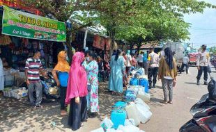 Langka, Warga Madiun Rela Antre Berjam-Jam untuk Minyak Goreng Curah