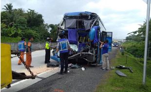 Bus Tabrak Truk di Tol Boyolali, 1 Meninggal Dunia