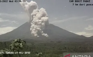 Gunung Semeru Kembali Luncurkan Awan Panas Sejauh 4 Km ke Tenggara