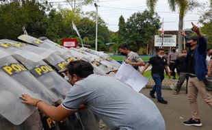 Simulasi Penanggulangan Unjuk Rasa di Wonogiri Libatkan Anjing Pelacak