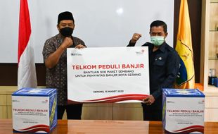 Telkom Tinjau Infrastruktur & Salurkan Bantuan Korban Banjir di Serang