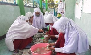 Siswa SDIT Nur Hidayah Solo Bikin Telur Asin Rempah, Ludes Terjual