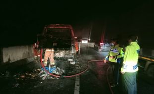 Mobil Minibus Terbakar di Tol Ampel Boyolali, 12 Penumpang Selamat