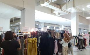 Asyiknya Berburu Thrift di Solo Grand Mall, Mulai Rp10.000 Dapat Baju