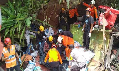 Rem Blong, Truk Muatan Pupuk Jatuh ke Jurang di Wonosobo