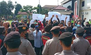 Polisi Halau Massa saat Unjuk Rasa di Mapolres Karanganyar, Latihan?