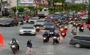 Berfoto di Tugu Jogja, Seorang Perempuan Nyaris Tertabrak Kendaraan