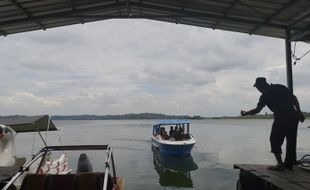 Keliling 3 Kabupaten Cuma 15 Menit Naik Perahu di Waduk Kedungombo