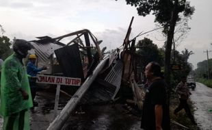 Detik-Detik Warung di Ampel Boyolali Tertimpa Tiang Listrik Saat Hujan