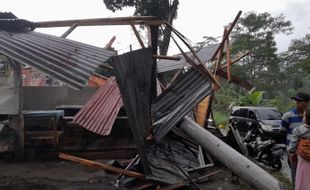 Hujan & Angin, Warung di Ampel Boyolali Hancur Tertimpa Tiang Listrik