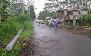 Warung di Boyolali Hancur Tertimpa Tiang Listrik, Pemiliknya Tersetrum