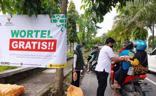 Baznas Boyolali Borong Wortel Petani Selo dan Bagikan Gratis ke Warga