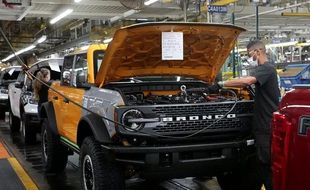 Kekurangan Suku Cadang, Ford dan GM Hentikan Produksi di Michigan