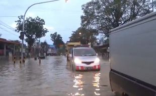 Banjir Grobogan, Ambulans Terjebak di Jalan Raya Purwodadi - Pati