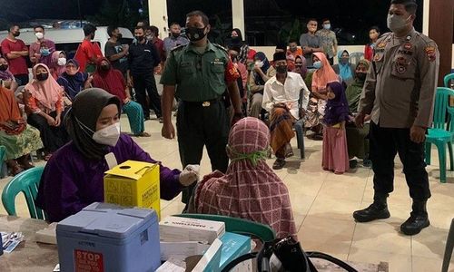 Seusai Salat Tarawih, Jamaah dan Warga Godong Ikut Vaksinasi Covid-19