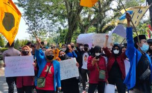 Puluhan Mahasiswa Demo di DPRD Grobogan, Kreatif Tuliskan Protes