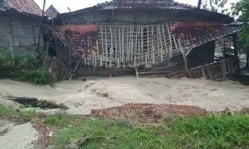 Hujan Deras Sebabkan Banjir dan Rumah Roboh di Toroh Grobogan