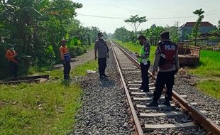 Seberangi Rel, Seorang Pengendara Motor di Grobogan Tersambar KA