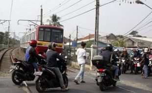 Awas! Nekat Terobos Palang Pintu Kereta Api Bisa Dipidana