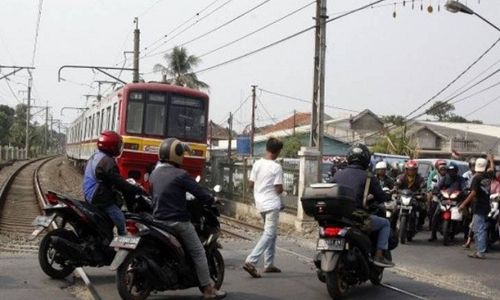 Awas! Nekat Terobos Palang Pintu Kereta Api Bisa Dipidana