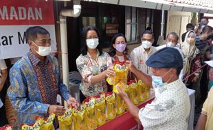 Gelar Bazar Minyak Goreng, Harian Jogja-Sinar Mas Sediakan 3.000 Liter