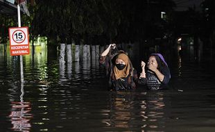 Sejumlah Wilayah di Jatibening Bekasi Terendam Banjir, Warga Dievakuasi