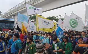 Demo 11 April 2022: Tiba di DPR, Demonstran Teriakkan “Hidup Mahasiswa”