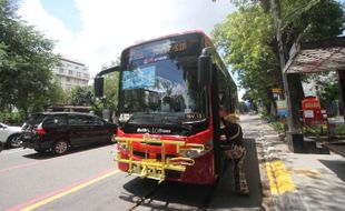 Bus BST Solo Dinilai Belum Ramah Difabel, Pemakai Kursi Roda Kesulitan Naik