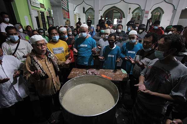 Tradisi Bubur Samin & Kisah Perantau Banjar di Masjid Darussalam Solo