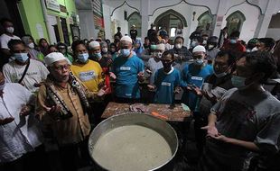 Tradisi Bubur Samin & Kisah Perantau Banjar di Masjid Darussalam Solo