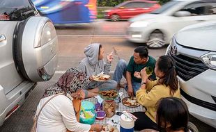 Perjuangan Pulang Kampung, Pemudik Buka Puasa Ditengah Macet Tol Cipali